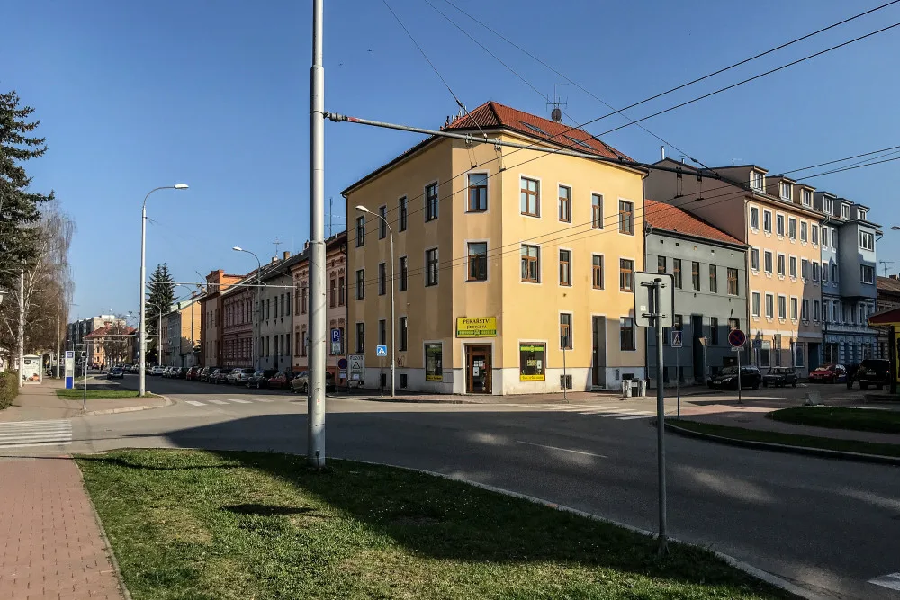 Křižovatka ulic Jírovcova a Pekárenská se rekonstruuje. Práce s největší pravděpodobností skončí o měsíc dřív.