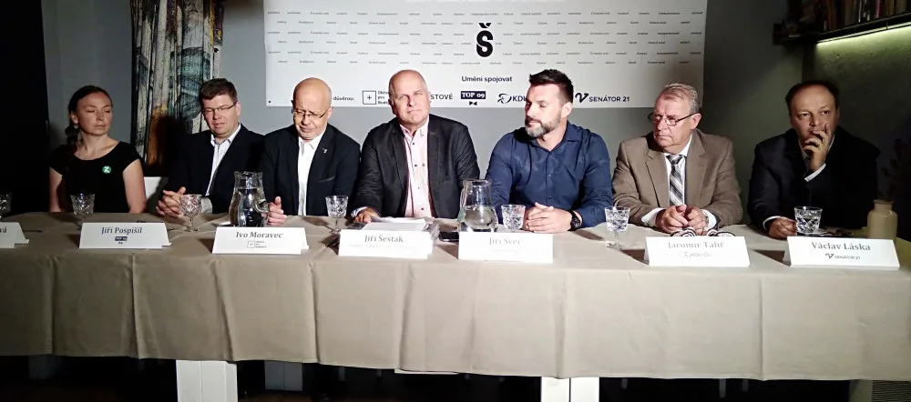 Na snímku zleva: Müllerová (Zelení), Jiří Pospíšil (TOP 09), Ivo Moravec (Občané pro Budějovice), Jiří Švec (Starostové a nezávislí), Jaromír  Talíř (KDU-ČSL) a Václav Láska (Senátor 21).