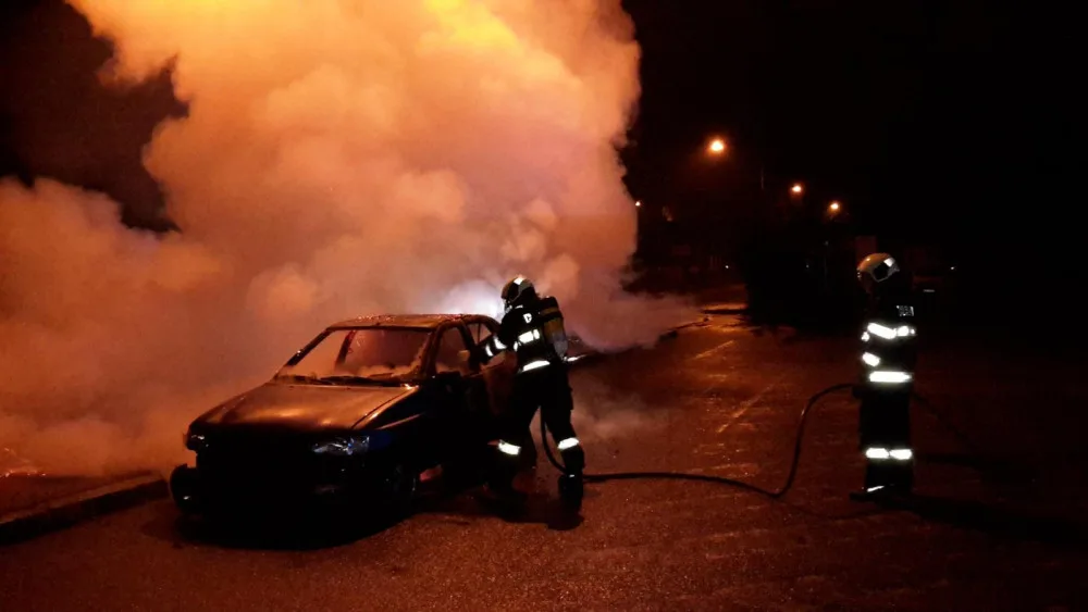 Požár vraku osobního auta likvidovali českobudějovičtí hasiči v ulici U Pily.