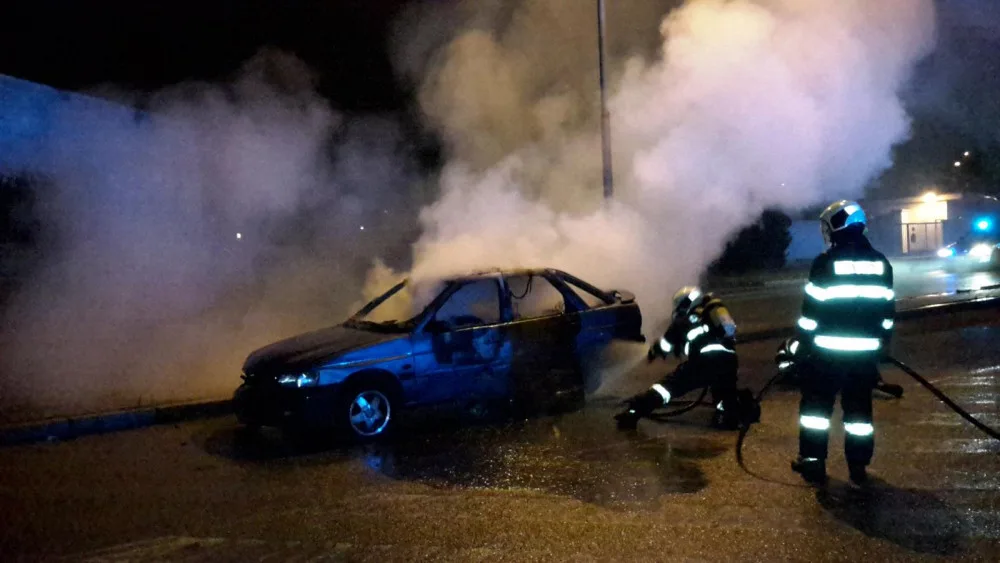 Požár vraku osobního auta likvidovali českobudějovičtí hasiči v ulici U Pily.