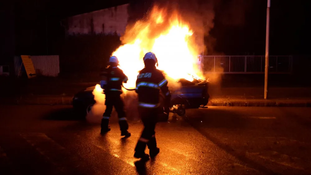 Požár vraku osobního auta likvidovali českobudějovičtí hasiči v ulici U Pily.