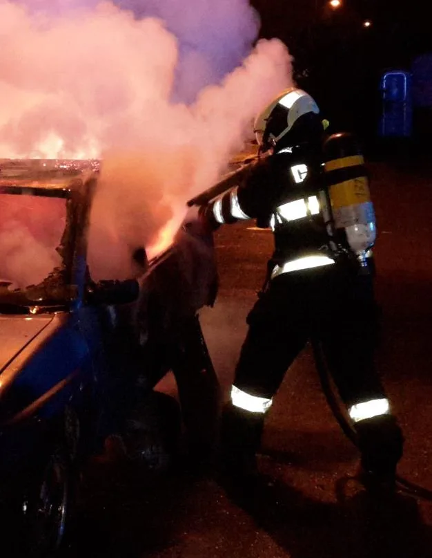 Požár vraku osobního auta likvidovali českobudějovičtí hasiči v ulici U Pily.