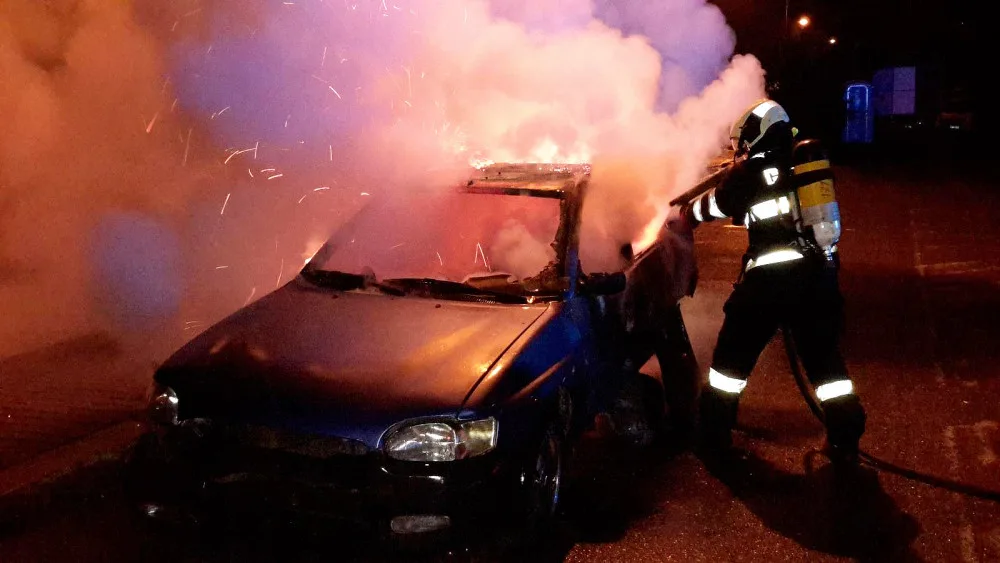 Požár vraku osobního auta likvidovali českobudějovičtí hasiči v ulici U Pily.