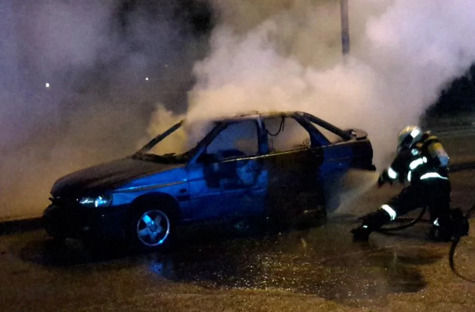 Požár vraku osobního auta likvidovali českobudějovičtí hasiči v ulici U Pily.