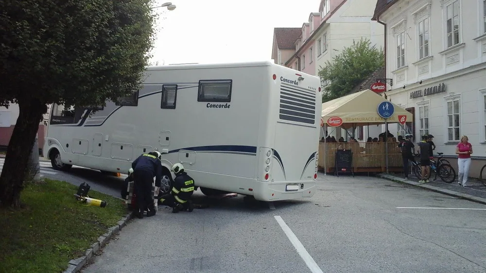 Karavan naložený autem uvízl v centru Hluboké nad Vltavou.