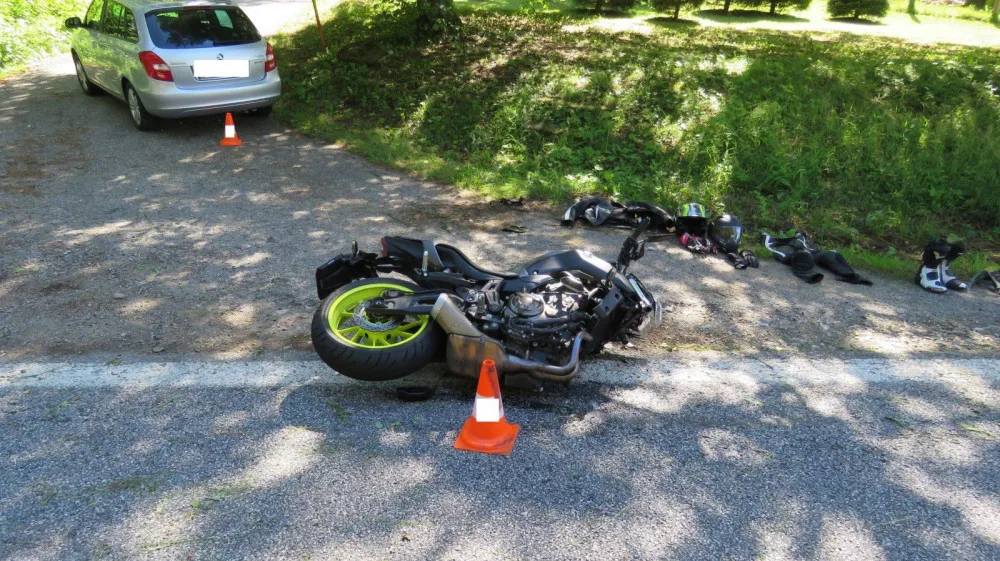 Motorkáře po střetu s autem transportoval do nemocnice vrtulník