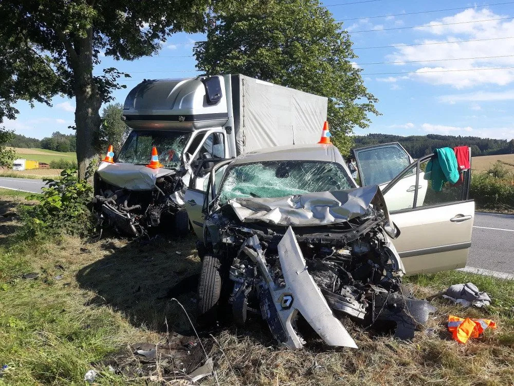 Při čelním střetu osobního auta a dodávky na silnici mezi obcemi Hracholusky a Netolice se zranilo pět lidí.