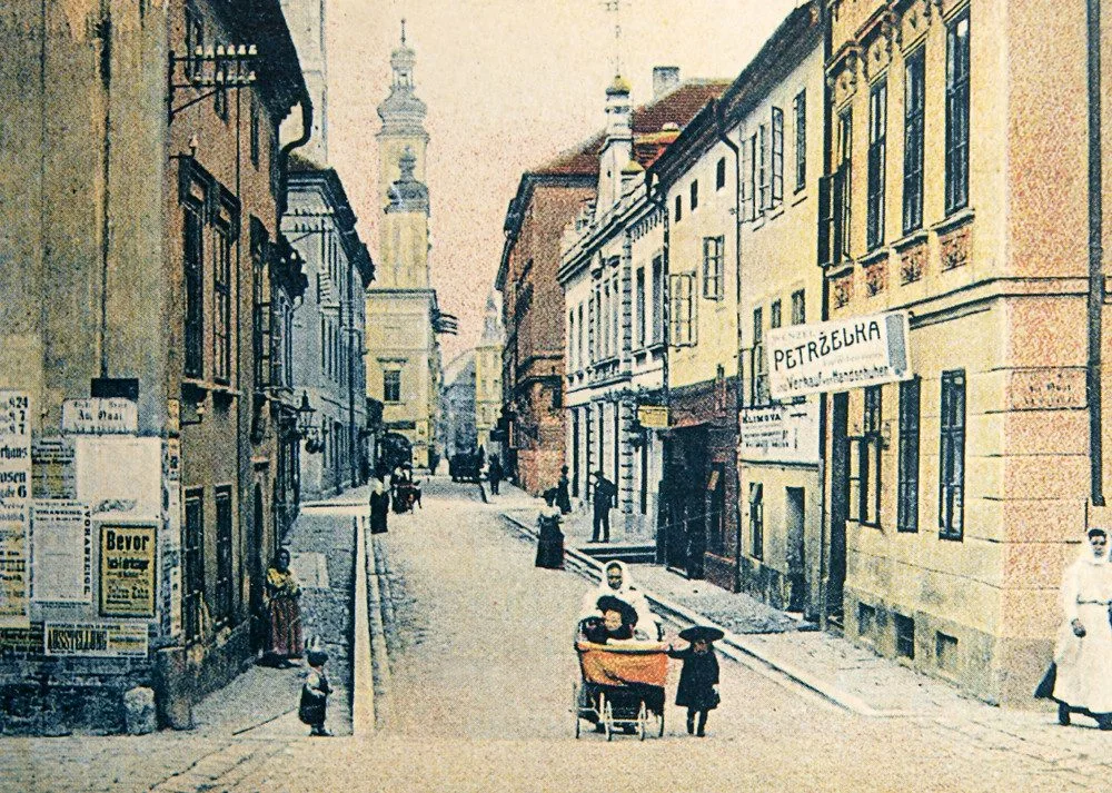 Biskupská ulice v pohledu od mostu k náměstí v období c. k.