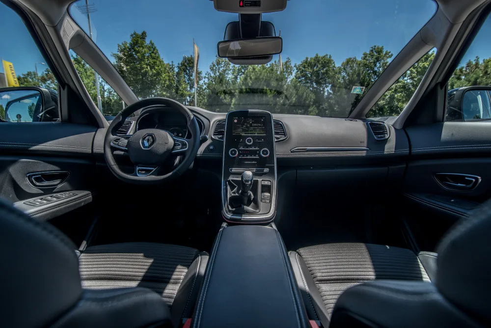 Elegantní cestování s rodinou. Renault Grand Scenic zaujme svěžím designem.