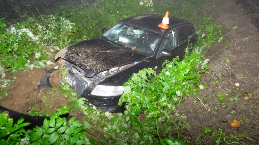 Řidič automobilu sjel u Vimperku do škarpy. Pro spolujezdkyni musel letět vrtulník.