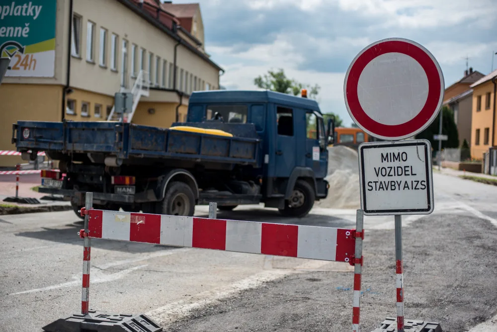 Opravy křižovatky u budějcké nemocnice komplikují cestu k oddělením v ulici L. B. Schneidera.