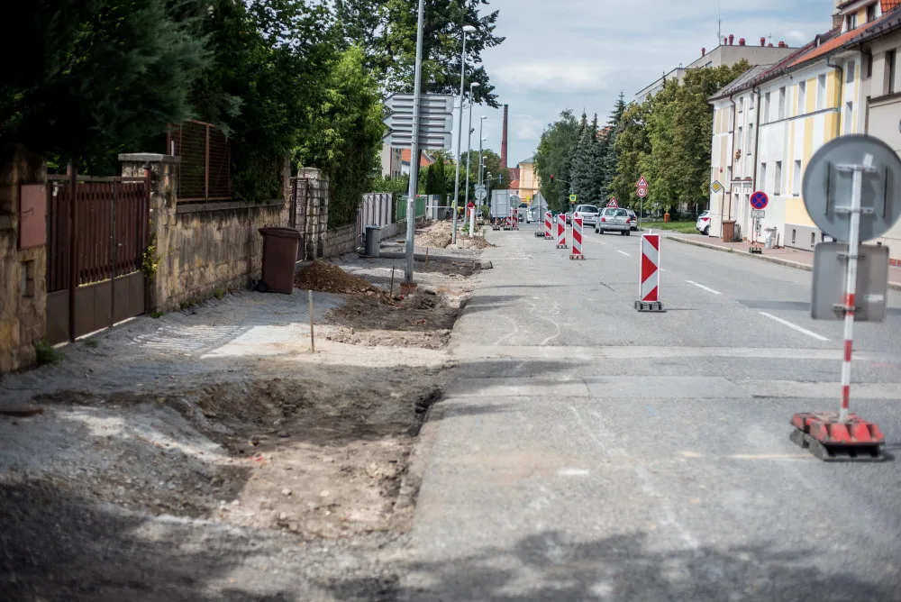Opravy křižovatky u budějcké nemocnice komplikují cestu k oddělením v ulici L. B. Schneidera.