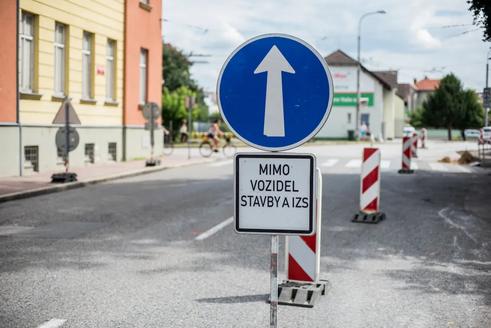 Opravy křižovatky u budějcké nemocnice komplikují cestu k oddělením v ulici L. B. Schneidera.