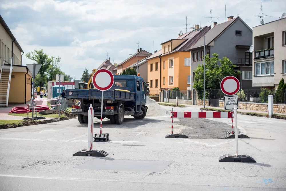 Opravy křižovatky u budějcké nemocnice komplikují cestu k oddělením v ulici L. B. Schneidera.