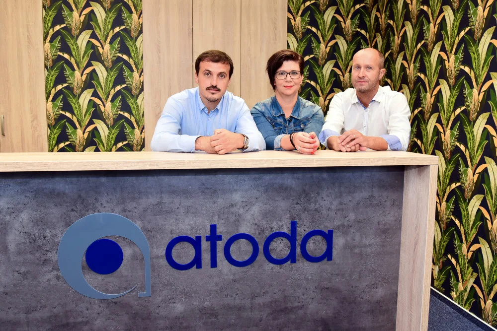 Na snímku zleva jsou: ředitel call center ATODY Václav Kroneisl, manažerka pro provoz českobudějovického call centra Jitka Bezemková a ředitel společnosti ATODA Tomáš Kruppa.