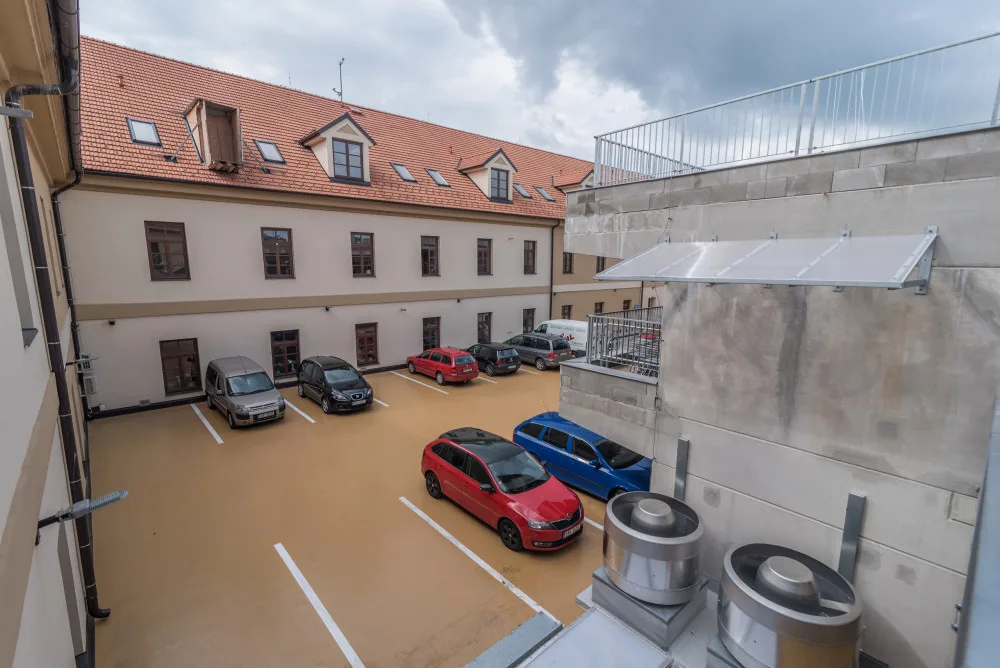 Nové parkoviště u bývalých budějckých kasáren je v provozu.