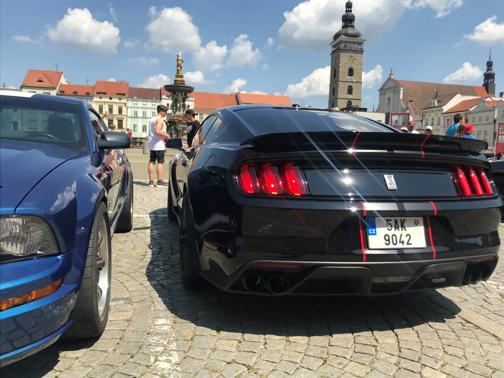 Mustangy na náměstí Přemysla Otakara II.