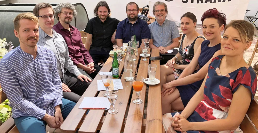 Budějčtí Piráti představili osmičlenné čelo kandidátky. Zleva jsou: Lukáš Mareš, Josef Špak, moderátor tiskové konference Jan Nepomuk Piskač, Jan Hošek, Jaroslav Hansal, Svatomír Mlčoch, Zuzana Kudláčková, Kateřina Hůllková a Adéla Kučerová.