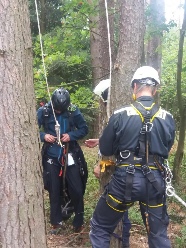 U Dlouhé Lhoty na Táborsku uvízl na stromě paraglidista. Museli ho vysvobodit hasiči.