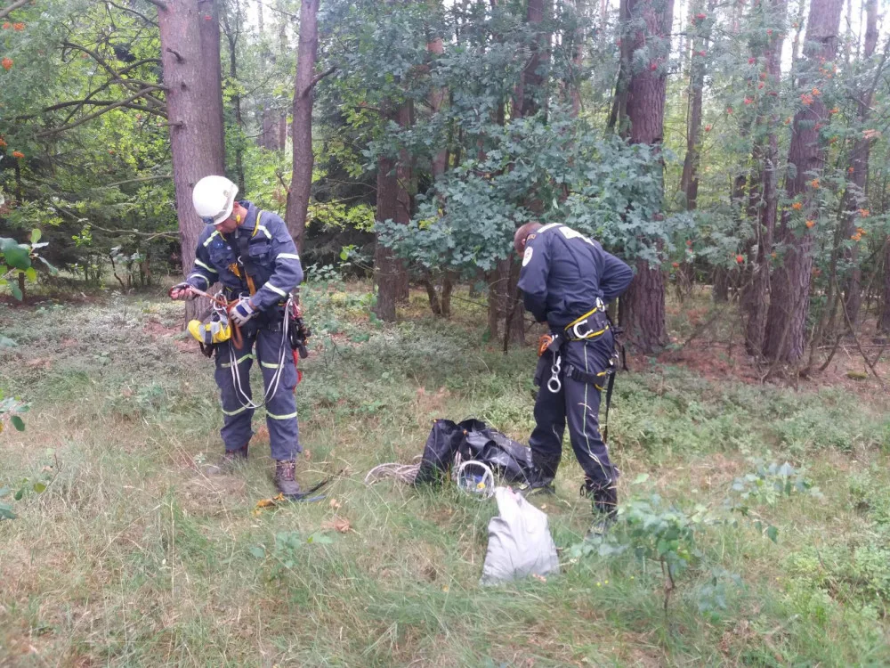 U Dlouhé Lhoty na Táborsku uvízl na stromě paraglidista. Museli ho vysvobodit hasiči.