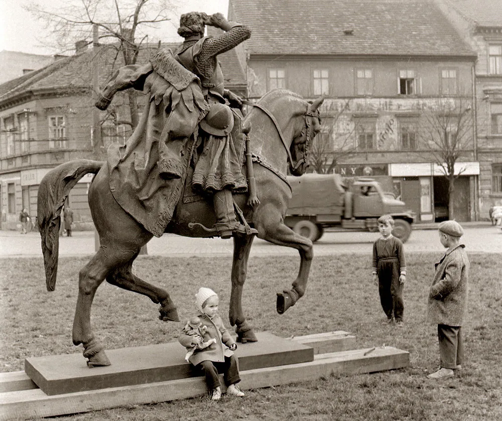 Jezdecká socha Jana Žižky z Trocnova na Žižkově třídě v květnu 1959.
