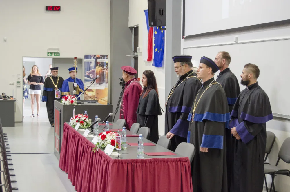 Kolegium akademiků. Zleva prof. Jan Váchal, pedel Ing. Jiří Šál, prof. Gabriel Švejda, rektor Filmové akademie Miroslava Ondříčka v Písku, promotor Ing. Kristýna Prušková, prof. Radimír Novotný, předseda Akademického senátu VŠTE, prorektor Ing. Vojtěch St