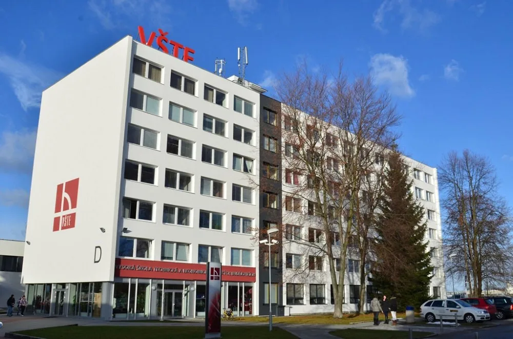 Budova VŠTE.