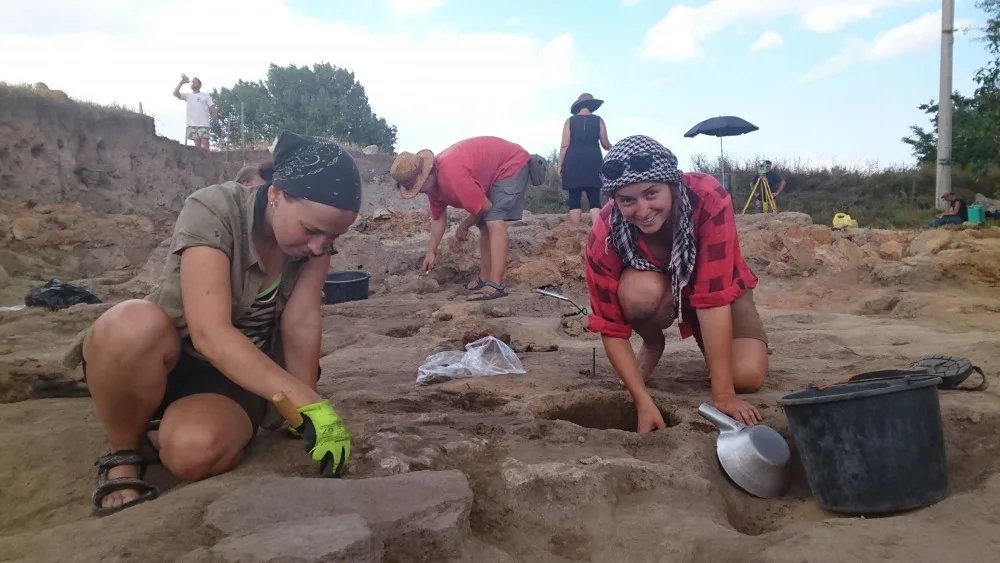 Už potřetí odborníci z Jihočeské univerzity zkoumají v Makedonii archeologické naleziště z doby kamenné.
