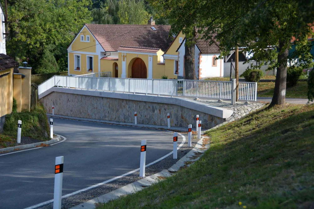Poněšice - silnice a opětná zeď