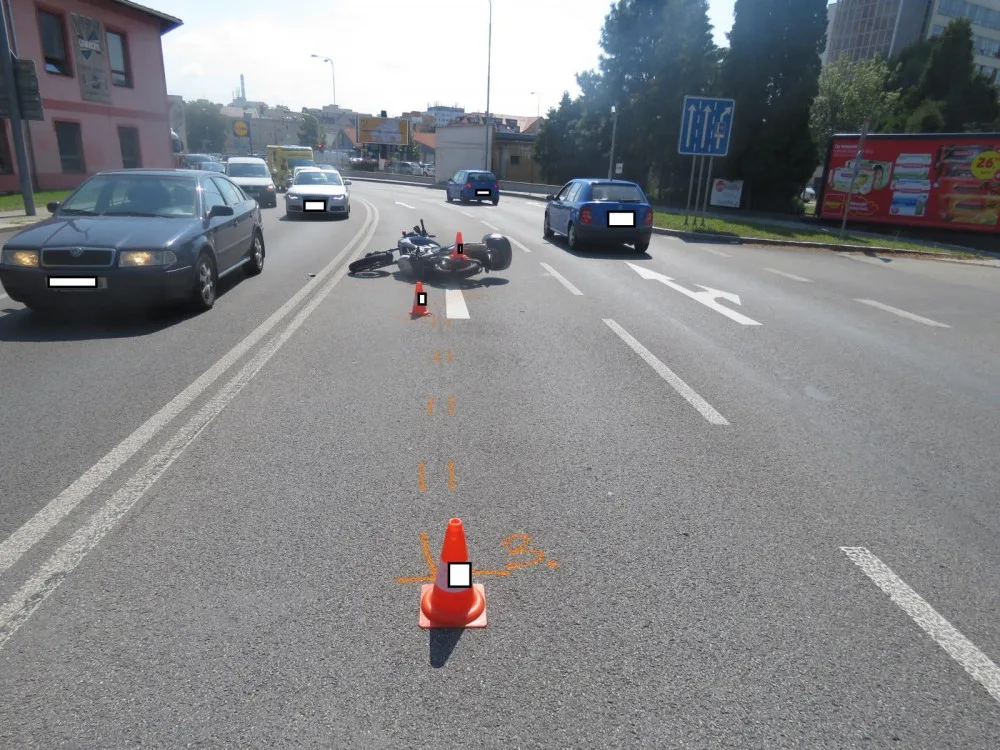 Příčina nehody na Mánesově třídě objasněna. Řidič automobilu nedal přednost motorkáři.