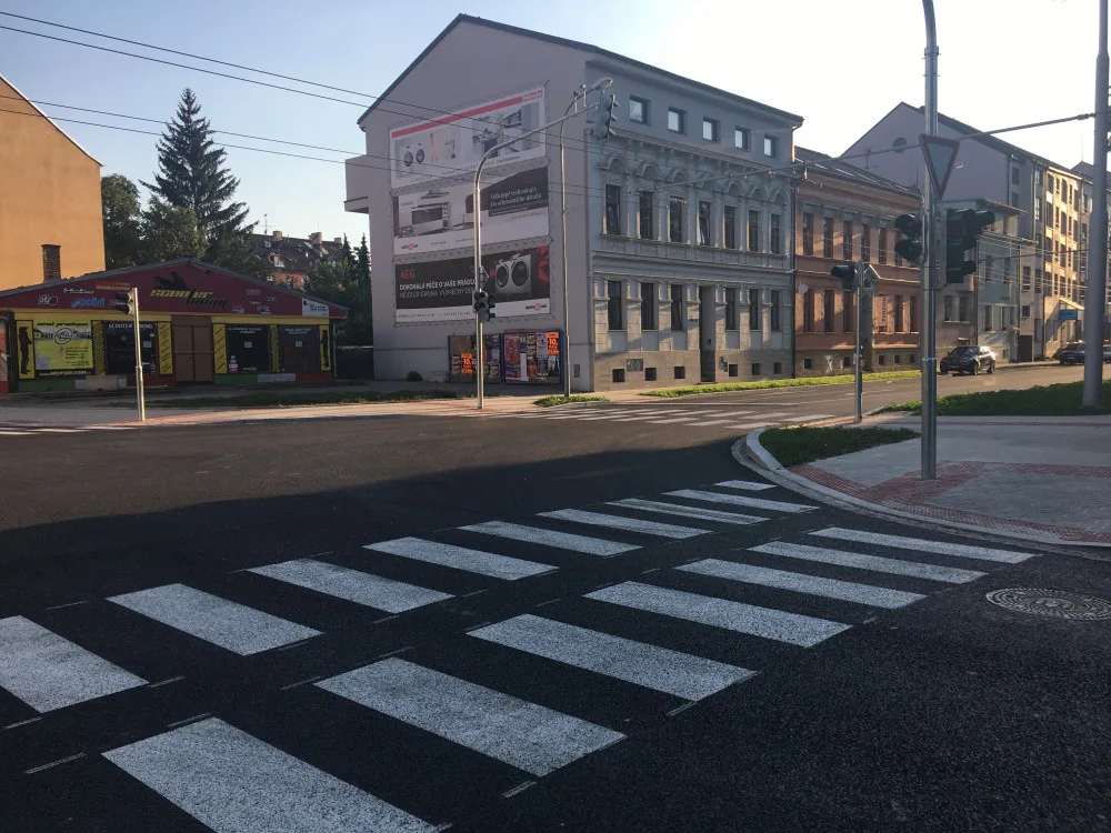 Křižovatka Pekárenské a Jírovcovy je opravená. Kompletnímu spuštění ale chybí razítka