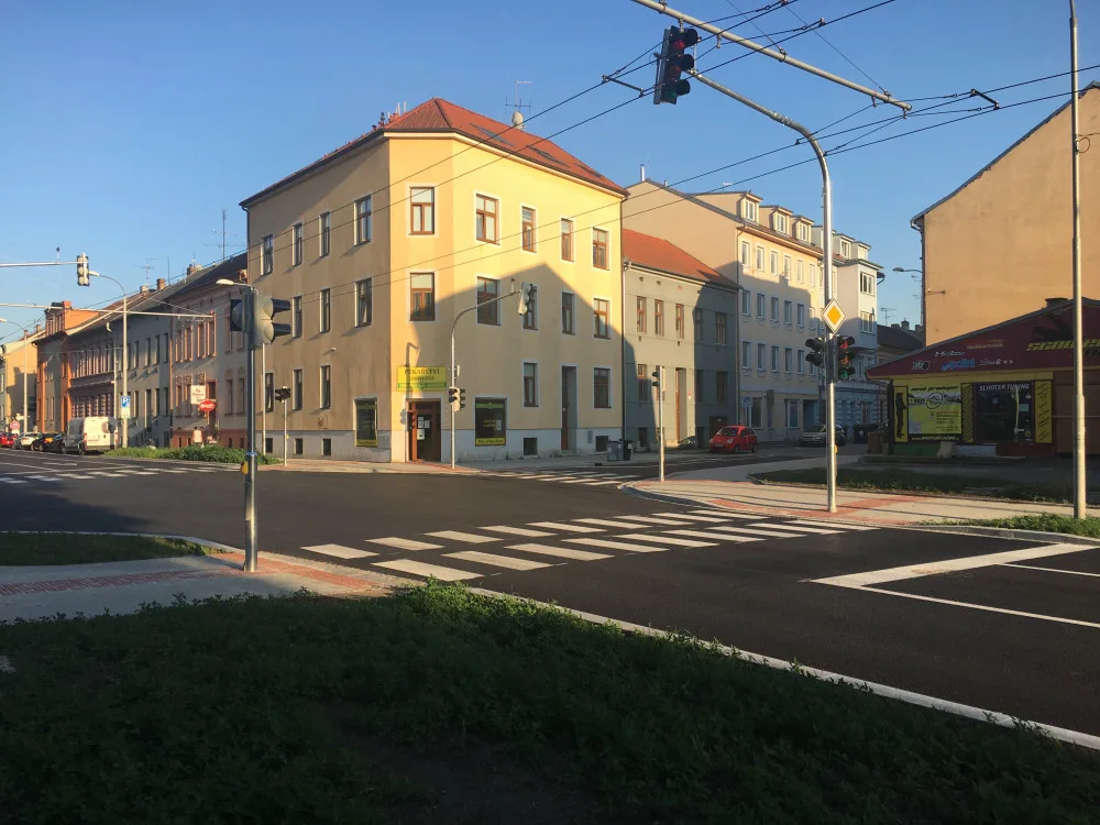 Křižovatka Pekárenské a Jírovcovy je opravená. Kompletnímu spuštění ale chybí razítka