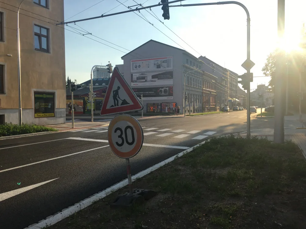 Dopravní značky stále upozorňují na práce na silnici a upravují rychlost na 30 kilometrů v hodině.