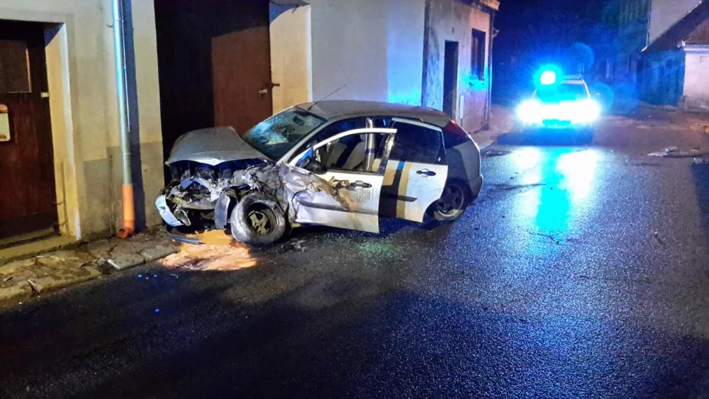 V Trhových Svinech narazilo auto do domu.