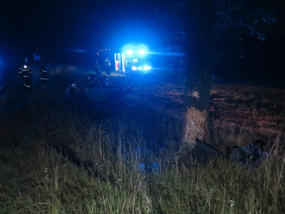 Po nehodě u Milevska začalo hořet auto. Zraněného řidiče do nemocnice převezl vrtulník