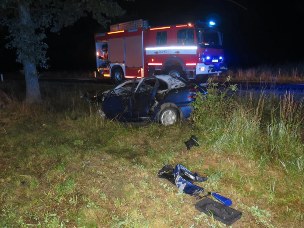 Po nehodě u Milevska začalo hořet auto. Zraněného řidiče do nemocnice převezl vrtulník