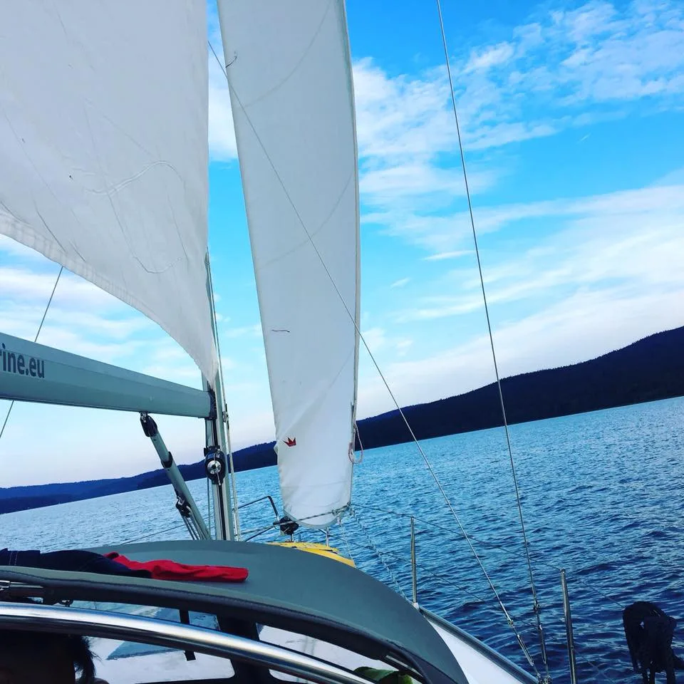 Pohled na Lipno z plachetnice.