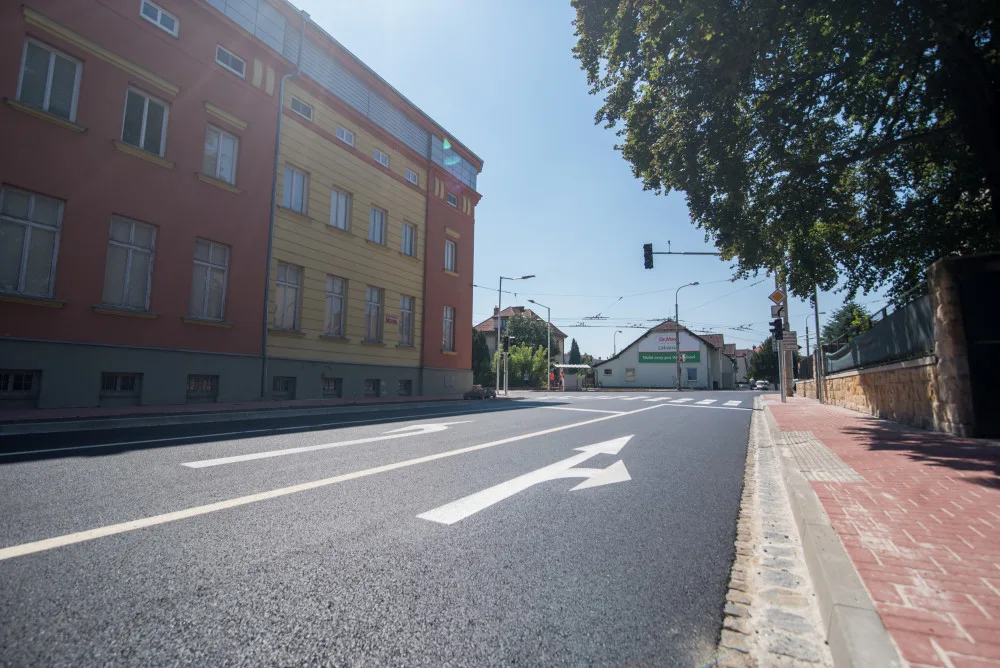 Křižovatka L.B Schneidera a Boženy Němcové je dokončena. Semafory možná ještě nepůjdou