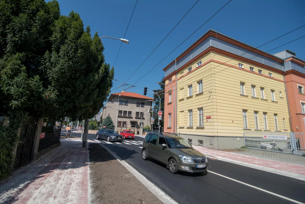 Křižovatka L.B Schneidera a Boženy Němcové je dokončena. Semafory možná ještě nepůjdou