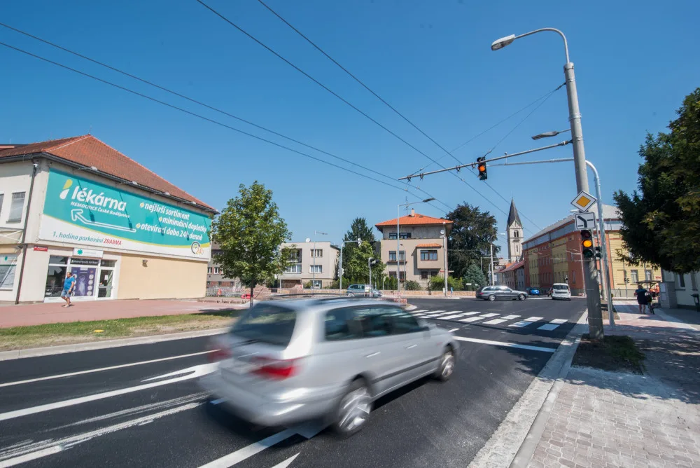 Křižovatka L.B Schneidera a Boženy Němcové je dokončena. Semafory možná ještě nepůjdou