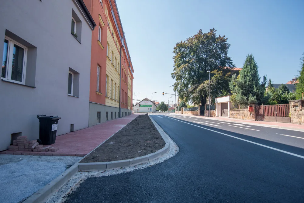 Křižovatka L.B Schneidera a Boženy Němcové je dokončena. Semafory možná ještě nepůjdou