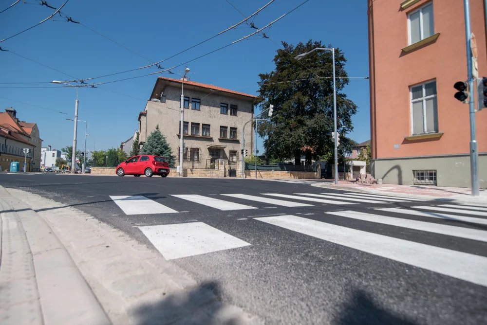 Křižovatka L.B Schneidera a Boženy Němcové je dokončena. Semafory možná ještě nepůjdou