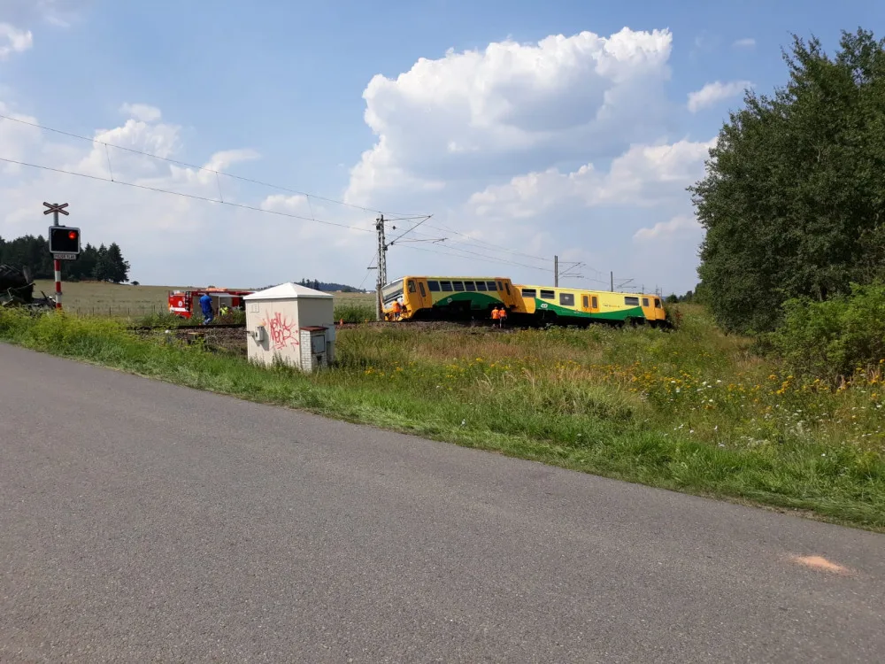 U Písku došlo k vážné dopravní nehodě vlaku a traktoru
