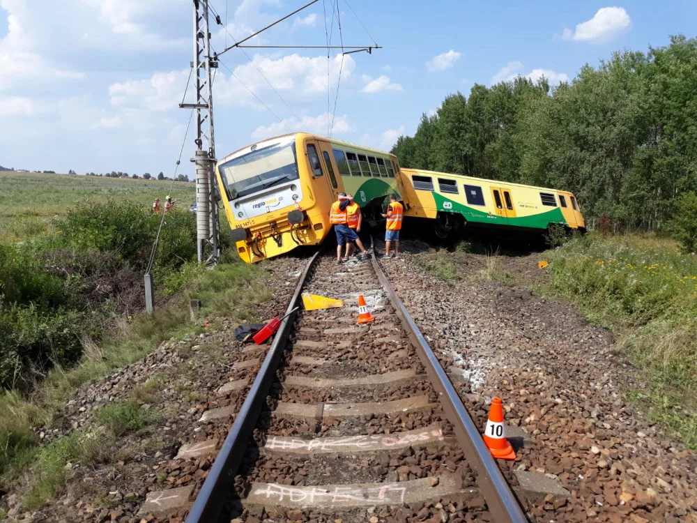 U Písku došlo k vážné dopravní nehodě vlaku a traktoru