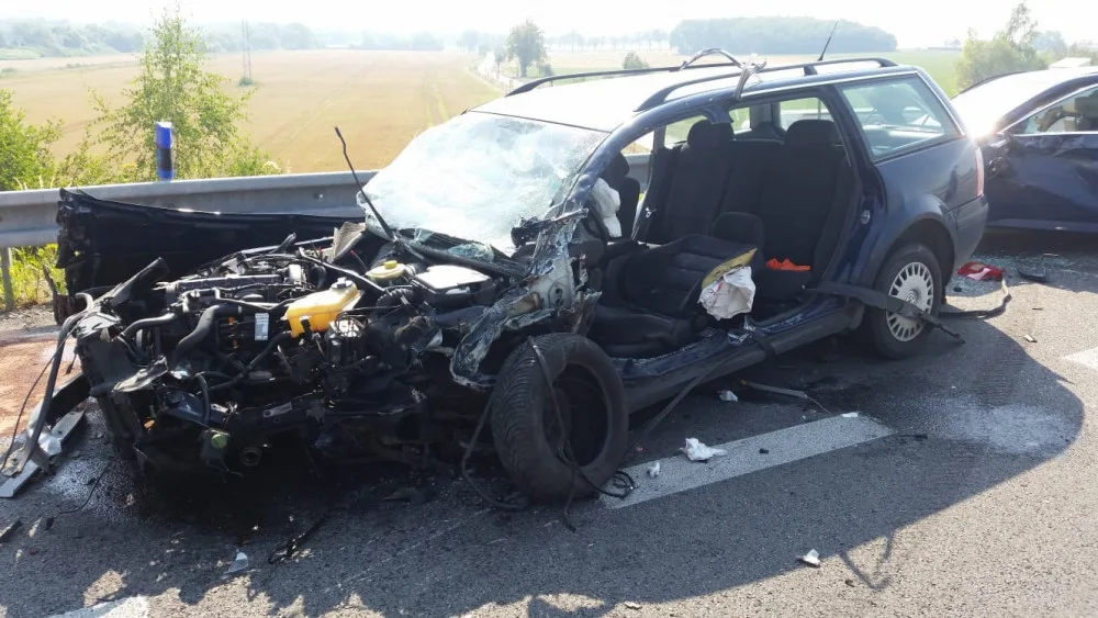 U Vodňan se čelně střetlo auto s dodávkou. Silnice je uzavřená
