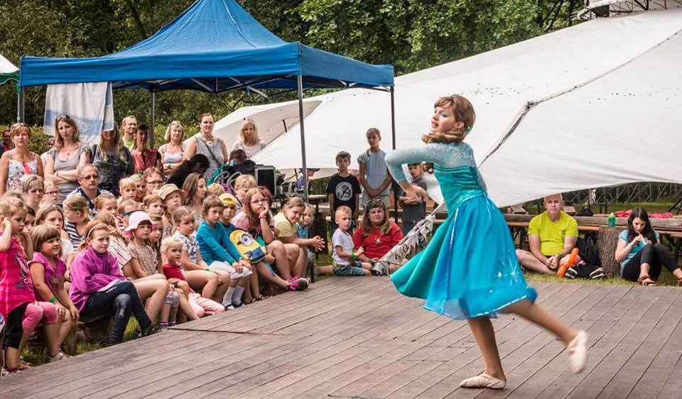 Festival bude slavnostně zahájen v pátek 10. srpna od 13 hodin a potěší všechny milovníky loutek, divadla, hudby, baletu, nového cirkusu, výtvarného i jiného umění a hlavně kvalitní zábavy.