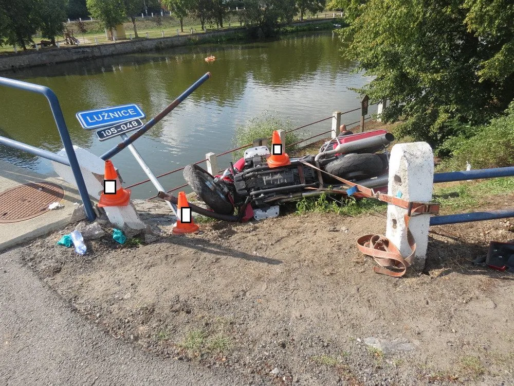 Řidič motorky havaroval v Kolodějích nad Lužnicí a i se spolujezdcem skončil v řece.