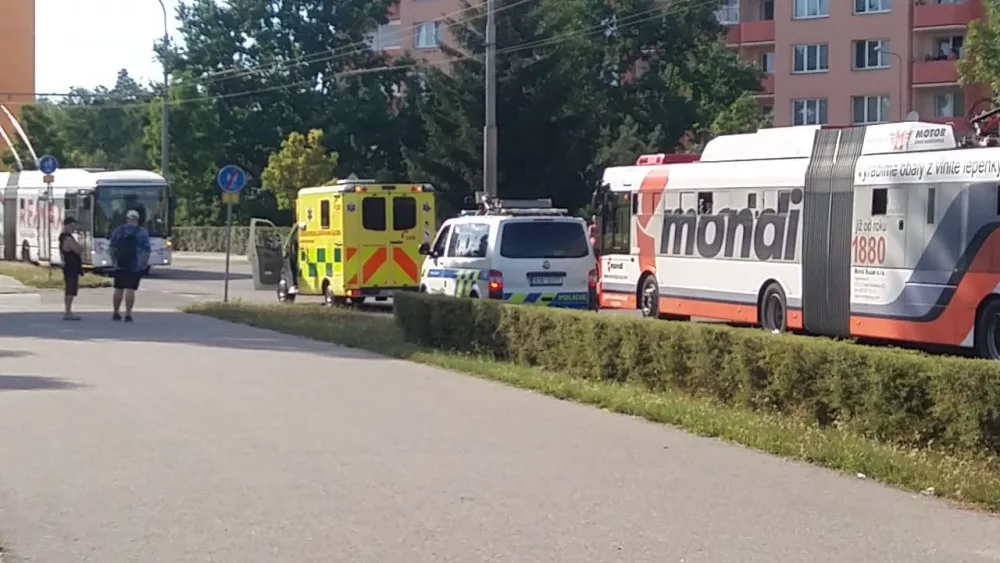 Na Máji srazil trolejbus muže. Ten je v kritickém stavu