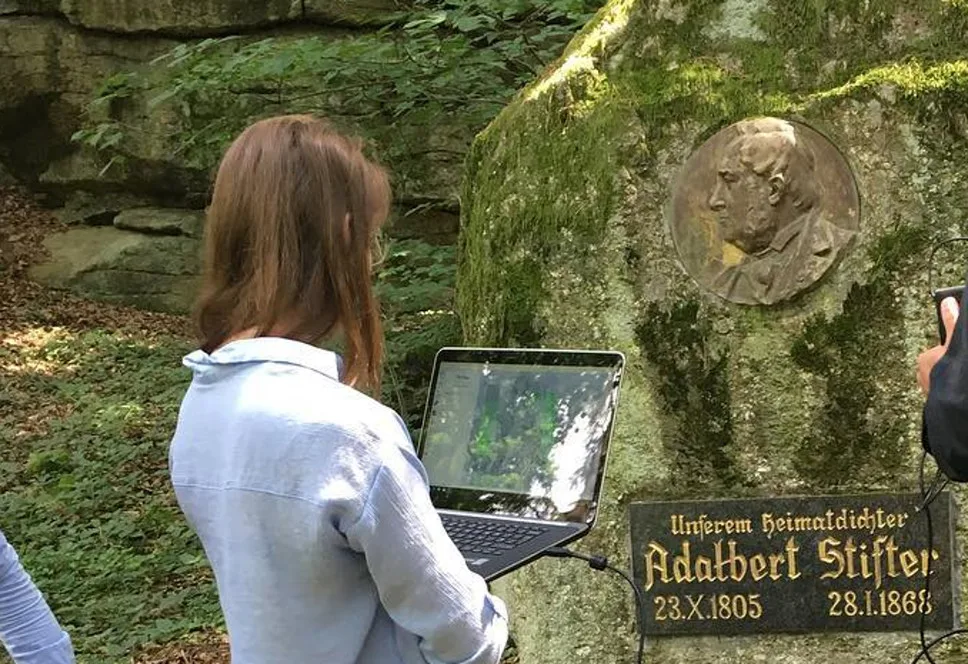 Studenti VŠTE vytvářejí kopii Stifterova obelisku pomocí 3D technologií. Ze zmenšenin by mohla být památka pro turisty.