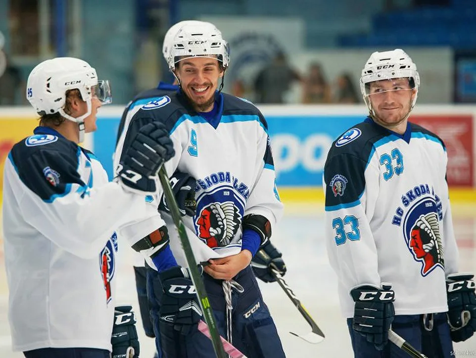 Obránce Roman Vráblík (uprostřed) se na budějcký led na chvíli vrátil, ale už v dresu extraligové Plzně.